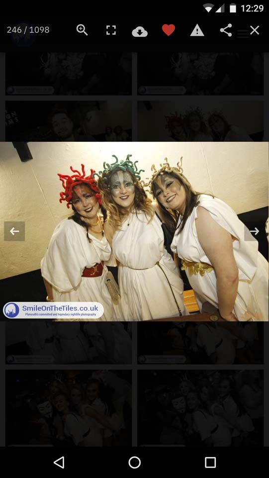 The photo viewer on the Smileonthetiles website